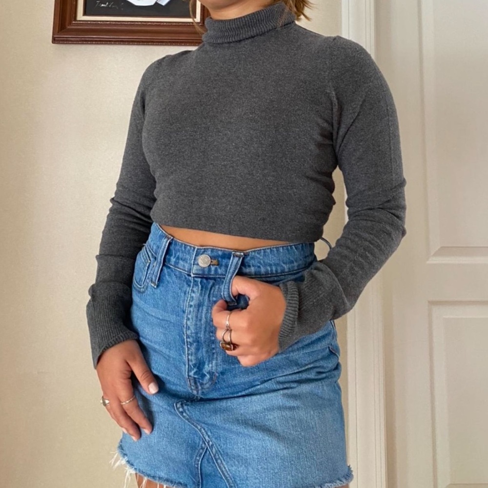 grey Gap turtleneck